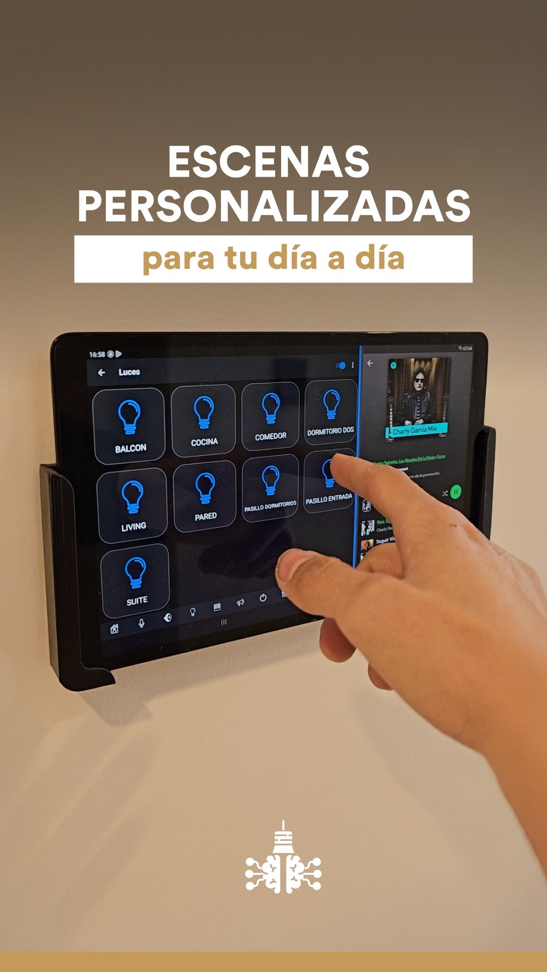 Tablet empotrada en pared controlando la iluminación por ambientes en una casa instalada